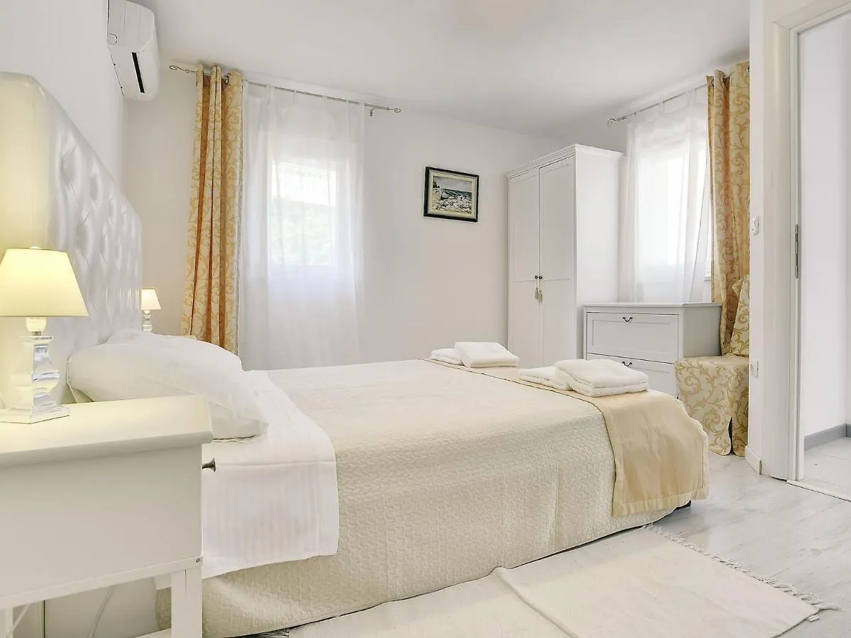 Deluxe Villa In Pula With Private Swimming Pool Pjescana Uvala