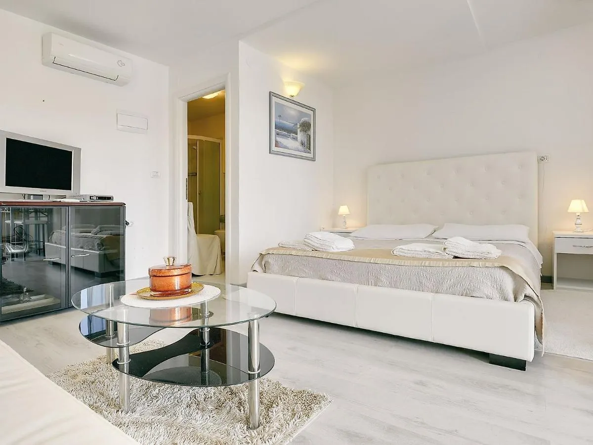 Deluxe Villa In Pula With Private Swimming Pool Pjescana Uvala